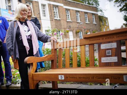Christine Flack, la mère de Caroline Flack, lors du dévoilement d’un banc de prévention du suicide à la mémoire de Caroline Flack installé par l’organisme de bienfaisance Legend on the Bench au Tottenham Community Sports Centre au nord de Londres. Caroline s'est suicidé à l'âge de 40 ans le 15 février 2020. Date de la photo : vendredi 27 septembre 2024. Banque D'Images