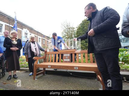 Un banc de prévention du suicide est dévoilé à la mémoire de Caroline Flack après avoir été installé par l’organisme de bienfaisance Legend on the Bench au Tottenham Community Sports Centre dans le nord de Londres. Caroline s'est suicidé à l'âge de 40 ans le 15 février 2020. Date de la photo : vendredi 27 septembre 2024. Banque D'Images