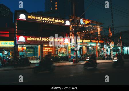 Vie nocturne dans les rues et les routes en ville en Asie. Nha Trang, Vietnam - 20 août 2024 Banque D'Images