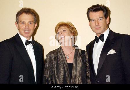 Photo du dossier datée du 03/02/02 du premier ministre Tony Blair, de Dame Maggie Smith et de Pierce Brosnan lors de la soirée des Standard film Awards 2002 au Savoy à Londres. Dame Maggie Smith est décédée à l'hôpital vendredi, ont déclaré ses fils Chris Larkin et Toby Stephens dans un communiqué. Date d'émission : vendredi 27 septembre 2024. Banque D'Images