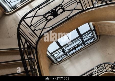 Cage d'escalier d'un immeuble art déco dans la ville de Bordeaux Banque D'Images