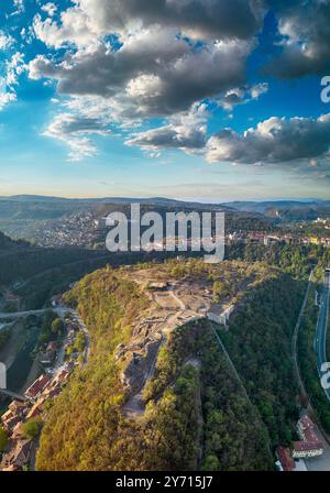 Vue aérienne de drone sur Veliko Tarnovo avec Trapezitsa architectural et la réserve de musée et la rivière Yantra, en Bulgarie. Banque D'Images