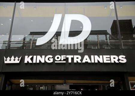 Photo du dossier datée du 29/05/18 d'une succursale de JD Sports sur Oxford Street, centre de Londres. JD Sports donnera aux investisseurs un aperçu de sa domination croissante aux États-Unis après avoir gagné près de 1 200 magasins après une prise de contrôle de la marque sportive rivale Hibbett. Date d'émission : vendredi 27 septembre 2024. Banque D'Images