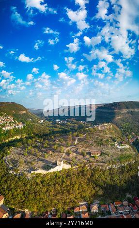 Vue aérienne de drone sur Veliko Tarnovo avec Trapezitsa architectural et la réserve de musée et la rivière Yantra, en Bulgarie. Banque D'Images