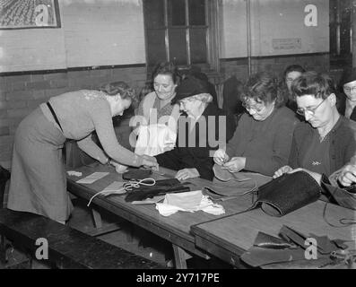 Classe de maroquinerie - vieilles dames . 1er janvier 1946 Banque D'Images