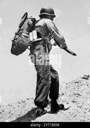 Le soldat d'infanterie du futur peut être équipé d'une ceinture de saut à roquettes attachée à sa taille , la ceinture est capable de propulser un homme dans les montagnes , à travers les rivières , et aussi vite qu'un cheval de course à travers le plat . Les petites buses ( fléchées ) sont à la taille du soldat et n'interfèrent pas avec les actions normales , Rockaway , New Jersey , USA 19 juin 1958 Banque D'Images