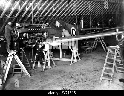 Ces photogrphes ont été pris avec la permission du ministère de la production aéronautique dans une station de la RAF , quelque part en Angleterre , et montrent quelques-uns des types de bombardiers et de chasseurs américains qui sont maintenant en service dans la Royal Air Force. Vu ici prendre le fuselage d'un avion Tomahawk I à un aérodrome 'quelque part en Angleterre' et assembler l'avion complet avec des ailes et un moteur . 11 février 1941 Banque D'Images