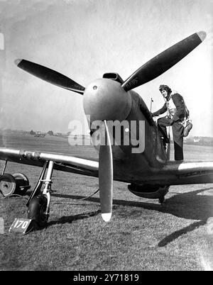 Les Mustangs , l'avion américain maintenant largement utilisé par le Army Co-operative Command de la Royal Air Force , coopèrent maintenant avec le Fighter Command . Vu ici un pilote du Army Co-operation Command , pour la RAF grimpant dans sa Mustang , à la station opérationnelle en Angleterre . 11 novembre 1942 Banque D'Images