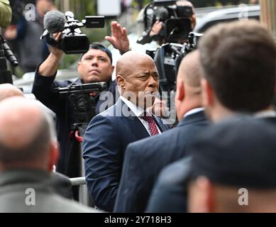 New York, États-Unis. 26 septembre 2024. Le maire de New York Eric Adams arrive à la cour fédérale de Manhattan pour sa mise en accusation le vendredi 27 septembre 2024. Le maire fait face à plusieurs accusations, y compris fraude télégraphique, corruption et réception de contributions d'un gouvernement étranger. Photo de Louis Lanzano/UPI crédit : UPI/Alamy Live News Banque D'Images