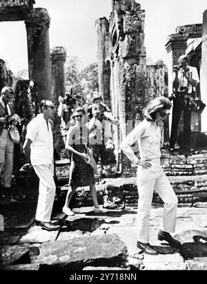 Angkor , Cambodge : vêtu d'une tenue décontractée Jackie Kennedy se promène dans les ruines d'Angkor , autrefois capitale de l'ancienne civilisation khmère . Avec Mme Kennedy, Lord Harlech , ancien ambassadeur britannique aux États-Unis , et ami proche de la famille Kennedy . La femme dans le centre n'est pas identifiée. Mme Kennedy est au Cambodge à l'invitation personnelle du prince Norodom Sihanouk . 6 novembre 1967 Banque D'Images