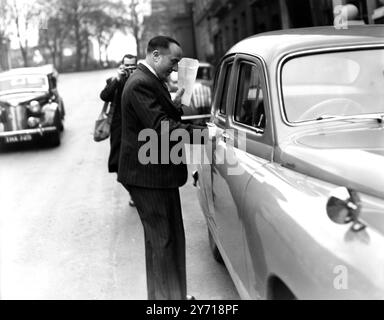 Christie à nouveau devant le tribunal John Reginald Halliday Christie , âgé de 55 ans , a fait une autre apparition au Clerkenwell Magistrate's court , Londres , aujourd'hui , accusé des meurtres de quatre femmes , sa femme Ethel Christie , Rita Elizabeth Nelson , âgée de 24 ans ; Kathleen Maloney, âgée de 25 ans ; et Hectorina Maclennan, âgée de 25 ans . Les corps étaient parmi ceux trouvés dans la maison et le jardin au n ° 10 Rillington place , Notting Hill , Londres spectacles de photos : Dr O'Ness ?? (Nom incertain) , le médecin de Christie photographié en route vers la cour le 29 avril 1953 Banque D'Images