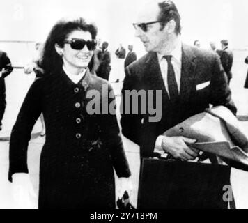 Boston , messe : Mme Jacqueline Kennedy , veuve du défunt président américain , et Lord Harlech , ancien ambassadeur britannique à washington, arrivent à l'aéroport de New York . Tous deux ont assisté à une réunion des administrateurs du John F. Kennedy Institute of Politics à l'Université Harvard. 27 avril 1968 Banque D'Images