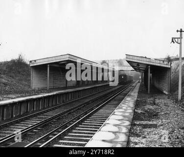 Qu'adviendra-t-il de la station ' fantôme ' ? Cette gare de la région Sud , British Railways , aurait dû porter le nom de Lullingstone et a été achevée vers la fin de 1939 . Il était destiné à desservir un grand aéroport à construire à proximité. Mais le projet a échoué , et aujourd'hui la station est envahie par la végétation , avec des fenêtres brisées et une verrière brisée . Les trains ne s'arrêtent jamais là - et c'est une gare au milieu d'un champ. La maison la plus proche est à environ un mile de distance. La seule solution est de construire un lotissement - ou de démolir la gare. 13 janvier 1949 Banque D'Images