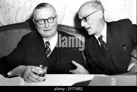L'ancien chancelier allemand Joseph Wirth (à gauche), discutant avec le professeur de l'université est-allemande Hauser lors d'une conférence de presse ici où le politicien de 72 ans a annoncé qu'il sortirait de sa retraite pour former un mouvement ouest-allemand pour cmapaign pour l'unité de l'Allemagne selon les lignes préconisées par le gouvernement de la zone soviétique . Wirth , qui a signé le traité de Rapollo avec la Russie en 1922 , s'est dit convaincu que le gouvernement de l'Allemagne de l'est permettrait une liberté totale d'activité politique dans la zone de l'est pendant les élections compaign . L'ancien chancelier est parti à la retraite wh Banque D'Images