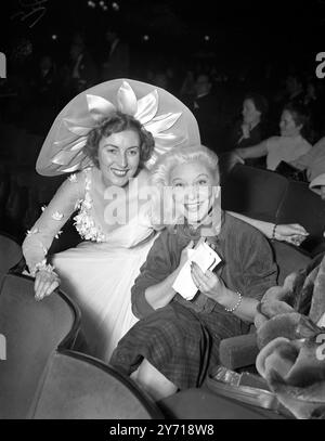 De gauche à droite Vera Lynn et Frances Day attendent leur tour pour apparaître dans la répétition de la performance des variétés Royal Comman au Victoria Palace . London28 octobre 1951 Banque D'Images
