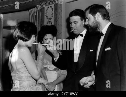 Un moment pour la célébration , et à gauche juste ici à l'hôtel Dorchester à Londres sont Mme Ray Galton ; Mme Alan Simpson ; avec leurs maris Alan Simpson et Ray Galton. MM. Galton et Simpson , auteurs de la série télévisée ' Steptoe and son ' , ont reçu le prix commun pour la série British Light Enternatainment ou série , en direct ou filmée lors de la remise des Screen Writers Guild Awards pour 1963 12 mars 1964 Banque D'Images