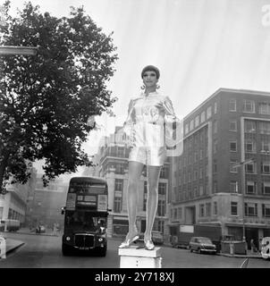 Fille modèle Connie Kay pose au milieu de Mayfair dans un 'costume de chat du soir de lame argentée ...' ressemblant à quelque chose d'une série spatiale . Il vient d'une nouvelle collection d'hiver par la designer de Carnaby Street Irvine Sellar . Si cela ne lui dérange pas les genoux froids comme elle rampent dans la ruelle arrière .... Connie semble tout prêt à être un chat d'hiver-soirée réussi. 21 septembre 1966 Banque D'Images