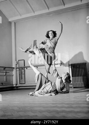 '' BALLET POUR DEUX '' australien - né Evelyn IPPEN et Beltina Vernon , danseurs de l'Académie des Arts de Vienne , présente '' Ballet pour deux '' au Fortune Theatre de Londres , . Ils atteignent une harmonie inhabituelle et la compacité de l'effet rythmique et visuel dans leur danse. IMAGE MONTRE :- '' contraste '' , une danse de '' Ballet pour deux '' Evelyn Ippen ( sautant ) et Beltina Vernon . 16 mars 1949 Banque D'Images