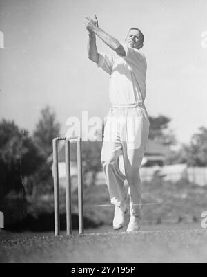 J . COWIE NOUVELLE-ZÉLANDE TEST CRICKETEUR J . COWIE ( Auckland ) est parmi les joueurs de cricketers de test de Nouvelle-Zélande à faire une tournée en Grande-Bretagne cet été. Dû ici le mois prochain, ils sont rapportés pour être le camp de batteur le plus fort jamais quitté le Dominion. L'IMAGE MONTRE :- J . COWIE sur le point de bol. 16 mars 1949 Banque D'Images