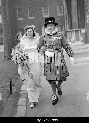 MARIÉE A MARCHÉ À SA TOUR MARIAGE mariée qui a marché à son mariage était MISS BETHIA BURROWS , 21 ans - fille de Yeoman Warder , qui a été marié dans la Tour de Londres 12 ème - siècle Chapel Royal , St Peter ad Vincular . Sa maison est à côté de la chapelle et une voiture trouverait les rues étroites de la Tour trop difficile. Son marié était de 6 pieds 2 dans Sergt. LESLIE STEVENS , de la Compagnie du Roi , 1er Grendier Guards . Une secrétaire de ville et fille de Yeoman Warden John Burrows , la mariée elle-même est 6 pieds de haut. L'IMAGE MONTRE :- la mariée attrayante dans sa robe de mariée sur le chemin Banque D'Images