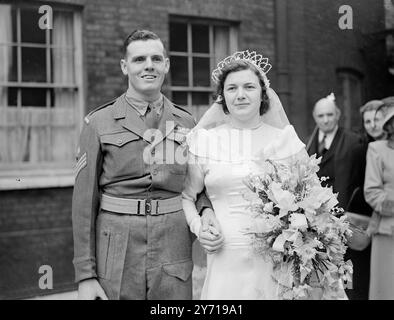 MARIÉE A MARCHÉ À SA TOUR MARIAGE mariée qui a marché à son mariage était MISS BETHIA BURROWS , 21 ans - fille de Yeoman Warder , qui a été marié dans la Tour de Londres 12 ème - siècle Chapel Royal , St Peter ad Vincular . Sa maison est à côté de la chapelle et une voiture trouverait les rues étroites de la Tour trop difficile. Son marié était de 6 pieds 2 dans Sergt. LESLIE STEVENS , de la Compagnie du Roi , 1er Grendier Guards . Une secrétaire de ville et fille de Yeoman Warden John Burrows , la mariée elle-même est 6 pieds de haut. PHOTOS :- Mlle Bethia Burrows et Sergt Leslie Stevens après t Banque D'Images