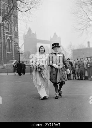 MARIÉE A MARCHÉ À SA TOUR MARIAGE mariée qui a marché à son mariage était MISS BETHIA BURROWS , 21 ans - fille de Yeoman Warder , qui a été marié dans la Tour de Londres 12 ème - siècle Chapel Royal , St Peter ad Vincular . Sa maison est à côté de la chapelle et une voiture trouverait les rues étroites de la Tour trop difficile. Son marié était de 6 pieds 2 dans Sergt. LESLIE STEVENS , de la Compagnie du Roi , 1er Grendier Guards . Une secrétaire de ville et fille de Yeoman Warden John Burrows , la mariée elle-même est 6 pieds de haut. IMAGES MONTRENT :- avec le Tower Bridge formant un backgroun pittoresque Banque D'Images