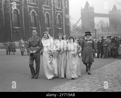 MARIÉE A MARCHÉ À SA TOUR MARIAGE mariée qui a marché à son mariage était MISS BETHIA BURROWS , 21 ans - fille de Yeoman Warder , qui a été marié dans la Tour de Londres 12 ème - siècle Chapel Royal , St Peter ad Vincular . Sa maison est à côté de la chapelle et une voiture trouverait les rues étroites de la Tour trop difficile. Son marié était de 6 pieds 2 dans Sergt. LESLIE STEVENS , de la Compagnie du Roi , 1er Grendier Guards . Une secrétaire de ville et fille de Yeoman Warden John Burrows , la mariée elle-même est 6 pieds de haut. L'IMAGE MONTRE l'ancienne et la nouvelle scène est représentée dans cette image comme le br Banque D'Images