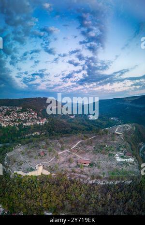 Vue aérienne de drone sur Veliko Tarnovo avec Trapezitsa architectural et la réserve de musée et la rivière Yantra, en Bulgarie. Banque D'Images