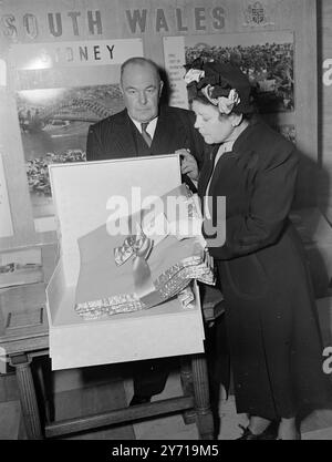 PRÉSENTATION DE COUVERTURES CADEAUX AU PRINCE CHARLES MME . J.M. TULLY , épouse de l'agent général de Nouvelle-Galles du Sud , s'est rendu au palais de Buckingham ( Londres ) pour présenter deux douzaines de couvertures de Nouvelle-Galles du Sud à la princesse Elizabeth . Spécialement tissé pour le prince Charles, ils sont bleu pâle avec une bordure de tache et sont fabriqués à partir de la meilleure laine mérinos. Deux cents paires de couvertures similaires doivent être présentées comme la Princesse le dirige , aux enfants de familles nées à peu près en même temps que le Prince Charles . Toutes les couvertures sont le cadeau du gouvernement de Nouvelle-Galles du Sud. PHOTOS :- M. et Mme TULLY, d Banque D'Images