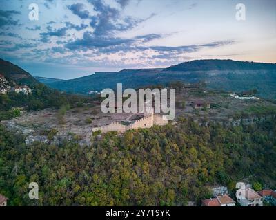 Vue aérienne de drone sur Veliko Tarnovo avec Trapezitsa architectural et la réserve de musée et la rivière Yantra, en Bulgarie. Banque D'Images