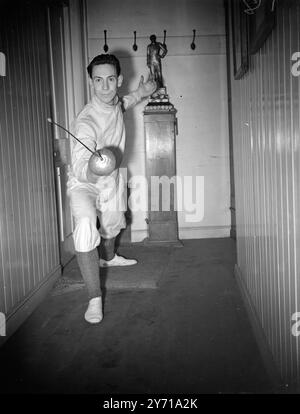 STYLE D'ESCRIME Nineteen - année - vieux J . BROADHURST , de l'Université de Liverpool , adopte une attitude élégante alors qu'il participe aux championnats de l'A.U. universités au London Fencing Club . 12 février 1949 Banque D'Images