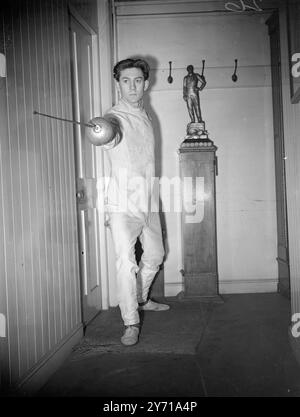 CHAMPIONNATS UNIVERSITAIRES D'ESCRIME S . HARRIS ( Nottingham University ) , qui vit à Lichfield , États-majors ., fait une fente comme il participe aux championnats de l'A.U. universités au London Fencing Club . 12 février 1949 Banque D'Images