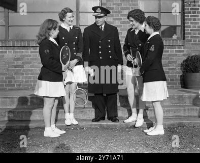 LES FILLES DES SERVICES CONCOURENT CHAMPIONNATS de badminton filles en uniforme les joueuses de badminton sont venues à Wimbledon de toutes les régions de Grande-Bretagne pour concourir dans les premiers championnats de badminton inter Service depuis que les Forces féminines ont reçu leur nouveau statut. IMAGES :- second Sea Lord - vice - amiral SIR CECIL H.J. HARCOURT , KCB , CBE , discutant avec l'équipe de Badminton du W.R.N.S à Wimbledon . De gauche à droite :- menant Wren S. JONES , dernier officier B . BROWN , 3 e officier K . TURNER et le quartier-maître K.E. HEPBURN . 11 février 1949 Banque D'Images