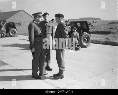 LE CHEID REGARDE - ALORS QUE LES TRAINS DE L'ARMÉE LE MARÉCHAL SIR WILLIAM SLIM , chef de l'état-major général impérial , a commencé une visite de deux jours des unités du commandement du Sud sur la plaine de Salisbury unités sur la plaine de Salisbury aujourd'hui , inclus dans ceux qu'il a inspectés était le 23e. Field Regiment , Royal Artillery à Tilshead les hommes dont il a regardé au travail avec 25 - livres. IMAGES MONTRENT :- LE MARÉCHAL SIR WILLIAM SLIM DISCUTANT AVEC LE CHEF DE TROUPE LIEUT . M . MAYNARD ( de Londres ) , à droite , et le COMMANDANT DE LA BATTERIE MAJOR J.A. NEWALL ( Centre) alors qu'il inspectait le 23e. Régiment de campagne. 10 février 1949 Banque D'Images