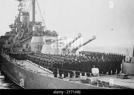 ROYAL SOVEREIGN REDEVIENT ''H.M.S.'' le cuirassé '' ROYAL SOVEREIGN '' a été officiellement rendu à la Russie à la Royal Navy à Rosyth , en Écosse . Le drapeau russe a été remplacé par le Royal Ensign juste avant le coucher du soleil. Près d'elle, le navire de troupes ''UKRAINA'' était couché à l'ancre avec 600 officiers soviétiques et des officiers qui retournent aujourd'hui en Russie. L'IMAGE MONTRE :- la scène à Rosyth où le cuirassé Royal Sovereign est remis à la Royal Navy . Représentants britanniques et russes m gardes et des bandes sont vus debout sur le quartier - pont pendant la cérémonie de remise. Banque D'Images