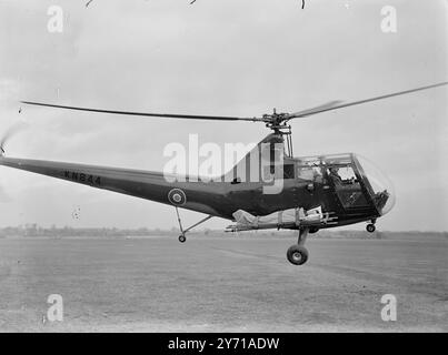 Arracher des victimes de l'air '' les victimes '' ont été '' arrachées '' par un planeur Hadrien et ramassées par un brancard suspendu à un hélicoptère lors d'un '' exercice d'évacuation des blessés '' à la Royal Air Force Station , Brize Norton , Oxford . L'exercice a démontré des méthodes modernes de récupération rapide des blessés de la zone de bataille. L'IMAGE MONTRE:- L'ambulance HOVERFLY Helicopter s'envole au poste de dressage avec une '' victime '' sur le brancard externe. 20 janvier 1949 Banque D'Images