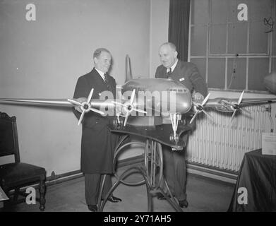 LE SECRÉTAIRE À L'AIR VOIT LA PRODUCTION DRIVE . M. ARTHUR HENDERSON , secrétaire d'État à l'Air , s'est rendu à Cricklewood , Londres , pour ''voir par lui-même '' comment la production d'avions progresse au Handley page Works . IMAGE HSOWS:- Mr . Arthur Henderson (à gauche) et Sir Frederick Handley page , examinant un modèle du '' Hermes 4 '' aux travaux de la page Hadley . 14 janvier 1949 Banque D'Images