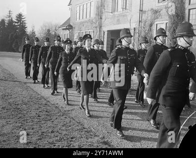 LES FEMMES APPRENNENT À GARDER LES PASSAGERS SUR LES RAILS - - - - deux policières et 31 policiers apprennent le travail spécialisé de traiter les délinquants sur les chemins de fer britanniques . Patricia Ease et Sheila Wright suivent le cours à l' École de formation des chemins de fer , à Tadworth , Neat Epsom , Surrey , et elles reçoivent exactement la même formation que les hommes , y compris un moment d'autodéfense , enseigné par un ancien sergent-foret des gardes . - - Les femmes sont deux des nombreux membres de la force qui compte entre 4 , 000 et 5 , 000 hommes , et la deuxième plus grande force du pays . - - - - - IMAGES MONTRANT :- SUR PAR Banque D'Images