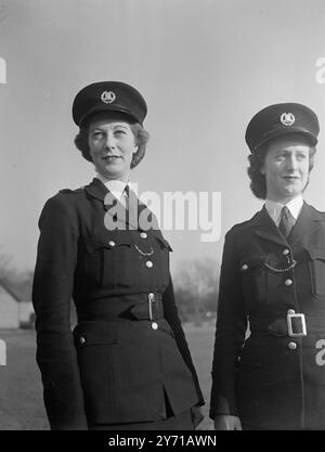 LES FEMMES APPRENNENT À GARDER LES PASSAGERS SUR LES RAILS deux policières et 31 policiers apprennent le travail spécialisé de traiter avec les délinquants sur les chemins de fer britanniques . Patricia Ease et Sheila Wright suivent le cours à l' École de formation des chemins de fer , à Tadworth , Neat Epsom , Surrey , et elles reçoivent exactement la même formation que les hommes , y compris un moment d'autodéfense , enseigné par un ancien sergent-foret des gardes . Les femmes sont deux des nombreux membres de la force qui compte entre 4 , 000 et 5 , 000 hommes , et la deuxième plus grande force du pays . L'IMAGE MONTRE :- deux Policewome Banque D'Images