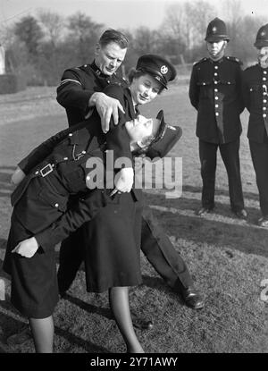 LES FEMMES APPRENNENT À GARDER LES PASSAGERS SUR LES RAILS deux policières et 31 policiers apprennent le travail spécialisé de traiter avec les délinquants sur les chemins de fer britanniques . Patricia Ease et Sheila Wright suivent le cours à l' École de formation des chemins de fer , à Tadworth , Neat Epsom , Surrey , et elles reçoivent exactement la même formation que les hommes , y compris un moment d'autodéfense , enseigné par un ancien sergent-foret des gardes . Les femmes sont deux des nombreux membres de la force qui compte entre 4 , 000 et 5 , 000 hommes , et la deuxième plus grande force du pays . L'IMAGE MONTRE :- FORET SERGT B. Banque D'Images