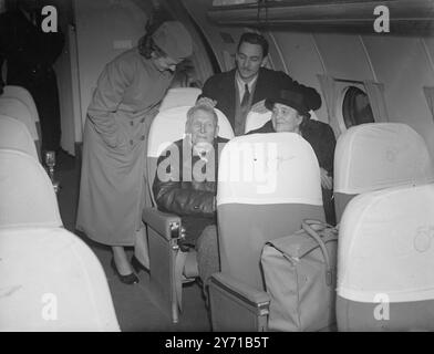 LE VOL ATLANTIC DE 91 91 ans FRANK ZAHOURER , de Prague , a quitté l'aéroport de Londres par Pan-American Clipper en route pour Los Angeles . Ancien émigrant aux États-Unis EN 1880, il retourne en Tchécoslovaquie et s'installe comme meunier à farine. Sous sa nouvelle vie, sa vie a échoué et son fils , un acteur hollywoodien emmène son père aux États-Unis il est considéré comme le passager le plus âgé à voler l'Atlantique . IMAGES :- Frank Zahourer , au centre , avec sa femme , son fils et hôtesse de l'air Katherine McLoughlen (à gauche) à bord du Clipper à l'aéroport de Londres . 10 janvier 1949 Banque D'Images