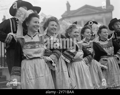 ''COUPER Un BON CÂPRES '' - - DANSEURS FOLKLORIQUES FRANÇAIS - - - - ''vous ne pouvez pas garder les bons danseurs bas ''. Les danseurs folkloriques français maintenant à Londres étaient bientôt captivants autour de la bonne humeur pendant que vous répétiez à Cecil Sharp House . Regents Park pour le festival Folk Dance and Song Society qui apportera trois jours de gabarits , Hornpipes et autres danses traditionnelles à la métropole . Ouverture au Royal Albert Hall , 300 hommes et femmes participeront , dont des danseurs de toute la Grande-Bretagne . - - - - SPECTACLES :- Festival girls- - - Un groupe de danseurs bretons de Pont-Aven pose devant la caméra avant b Banque D'Images