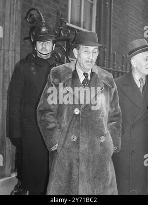 Le premier MINISTRE D'IRLANDE DU NORD ET M. , ATTLEE IN EIRE '' REPUBLIC '' ACT POURPARLERS après un voyage de nuit à Londres SIR BASIL BROOKE , premier ministre d'Irlande du Nord , a déjeuné avec le premier ministre britannique , M. CLEMENT ATTLEE , au 10 Downing Street , Londres , après quoi ils ont commencé à parler des complications qui ont surgi de la loi de la République d'Irlande de l'Eire . IMAGES MONTRENT:- SIR BASIL BROOKE photographié à l'extérieur No. 10 Downing Street. 6 janvier 1949 Banque D'Images