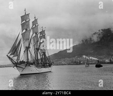 SAILS AND GRACE Boxing Day Treat pour les habitants de Cape Town , Afrique du Sud , a été la vue du voilier danois entièrement gréé '' Danemark '' partant à son retour à Copenhague . Habité par 117 cadets , le Danemark a pris les voiles de Copenhague le 10 septembre lors de l'escale à Madère et Tenerife et a été 47 jours en mer après avoir quitté Tenerife le 11 octobre , avant d'atteindre Durban . Son prochain voyage est emmené à fort Elizabeth, puis à Cape Town. Il n'y a certainement pas de meilleure vue en mer qu'un voilier entièrement gréé qui se fraie gracieusement un chemin d'escale à un autre port. 4 Banque D'Images