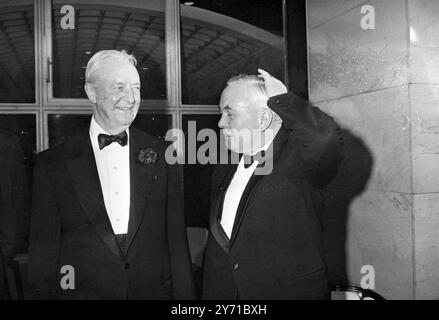 Le premier ministre britannique Harold Wilson (à droite) discutant avec M. David Bruce , ambassadeur des États-Unis en Grande-Bretagne lors du dîner du pèlerin en l'honneur de M. Bruce, qui prendra bientôt sa retraite le 18 février 1969 Banque D'Images