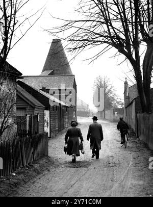 SE BATTRE POUR SAUVER LES DERNIÈRES MAISONS OAST Hurst , Bexley , Kent se bat pour préserver ce qui sont considérés comme les seules maisons oast restantes dans la région métropolitaine , montré ici à Hurst Farm . Un nouveau lotissement est proposé pour la région et on craint que les maisons oast ne soient détruites. Hurst Horticultural Society a offert d'être responsable de la réparation et de la rénovation de ces bâtiments si le conseil les épargnait et les construisait en rond, mais le conseil a répondu que la question ne pouvait être tranchée tant que le plan - hors du nouveau programme de logement n'était pas finalement mis en place . Entre-temps, le Banque D'Images