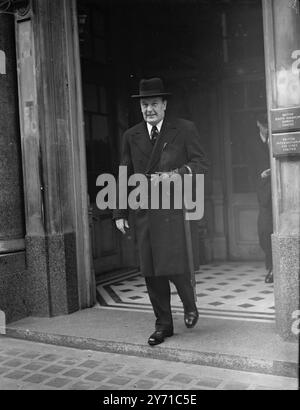 ENQUÊTE SUR LA PERTE D'UN AVION DE LIGNE L'enquête sur la disparition de l'avion de ligne ''Star Ariel'' , présumée perdue , s'est ouverte au siège social de la compagnie British South American Airways , King Street , Londres . Le ministre de l'Aviation civile , Lord Pakenham , a demandé hier soir à Lord Brabazon de prendre en charge l'enquête . Lord Brabazon , âgé de 64 ans , détient la première licence de pilote britannique ( mars 1910 ) . L'IMAGE MONTRE:- Lord BRABAZON , quittant le quartier général de South American Airways , où l'enquête a lieu . 21 janvier 1949 Banque D'Images