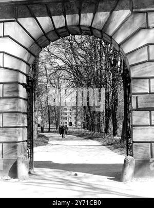 Regardant à travers l'arche jusqu'à l'entrée arrière du King's College , Université de Cambridge , Angleterre . 8 mai 1951 Banque D'Images