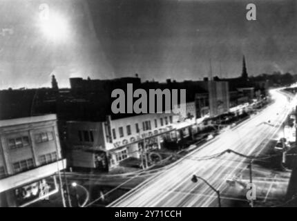 Panne de courant Nord-est. Le centre-ville de Schenectady est baigné de clair de lune et de phares de voiture lors de la panne de courant massive de la nuit dernière qui a obscurci New York City et la plupart du nord-est de la frontière américaine et canadienne. Près de 30 000 000 personnes ont été touchées. Les villes et les villages ont été jetés dans le chaos et la police s'est battue avec les pillards et les émeutiers . Le président Johnson a ordonné une enquête fédérale complète sur la panne de courant - la plus grande Amérique ait jamais connu . 10 novembre 1965 Banque D'Images