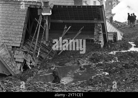 Aberfan , pays de Galles du Sud : dans les restes écrasés de la Pantglas Junior School , des volontaires creusent .... Mais trop tard pour 144 personnes attrapées par l'avalanche sale ... 128 d'entre eux enfants octobre 1966 Banque D'Images